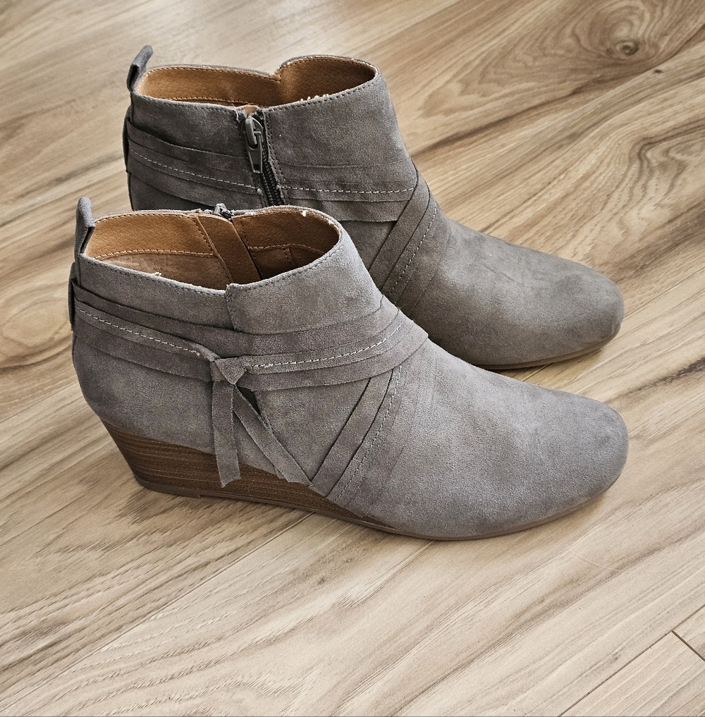 Dolce VitQ DV8 Gray Suede Ankle Boots New Womens Size 9.5